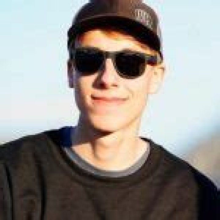 Parents, Girlfriend, Net Worth, Age & Facts