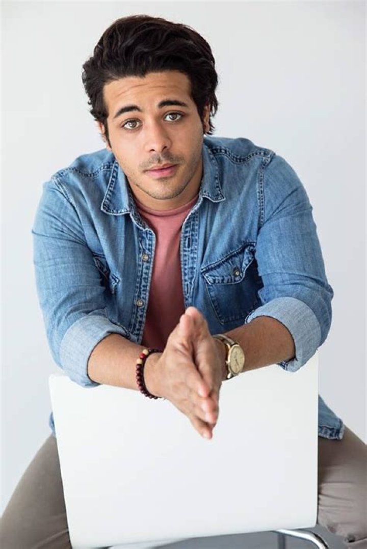 Christian Navarro- Bio, Age, Height, Net Worth, Girlfriend, Dating