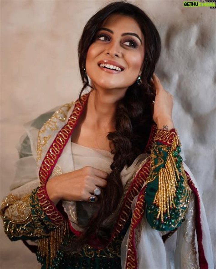 Falaq Naaz Net Worth 2024, Age, Height, Bio, Birthday, Wiki!