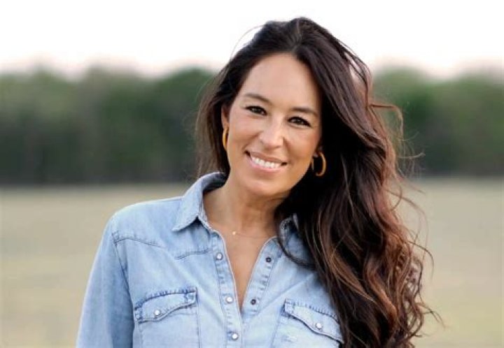 Joanna Gaines Biography: Age, Net Worth, Book, Husband, Siblings, Cooking Show, House, Furniture