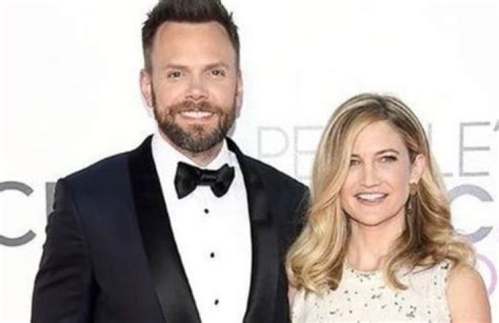 Know All About Joel McHale Wife Sarah Williams!