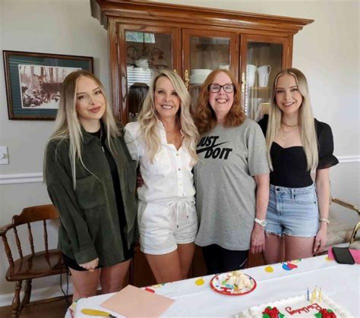 Linda Holliday Age, Daughters, Husband, Family, Bio, Other Facts