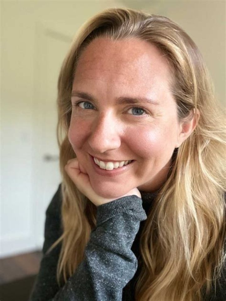 Fame | Lindsay Crouse (journalist) net worth and salary income estimation Apr, 2024