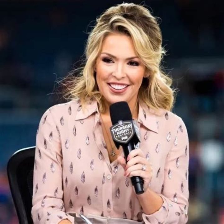 NFL Colleen Wolfe Biography: Height, Husband, Age, Net Worth, Hair, Weight, Dad, No Makeup, Twitter, Salary, Wikipedia, Photos, Measurements