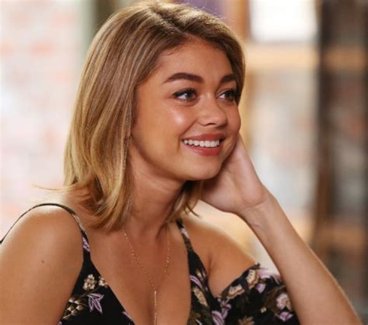 Know About Sarah Hyland; Age, Net Worth, Height, Engagement, Illness
