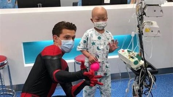 Spider-Man star Tom Holland visits Children's hospital