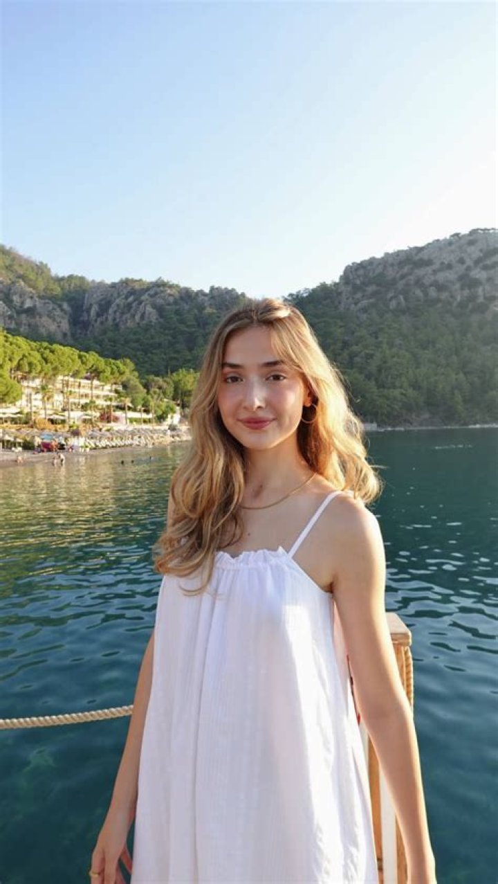 Zeliha Akpinar- Wiki, Age, Height, Net Worth, Boyfriend